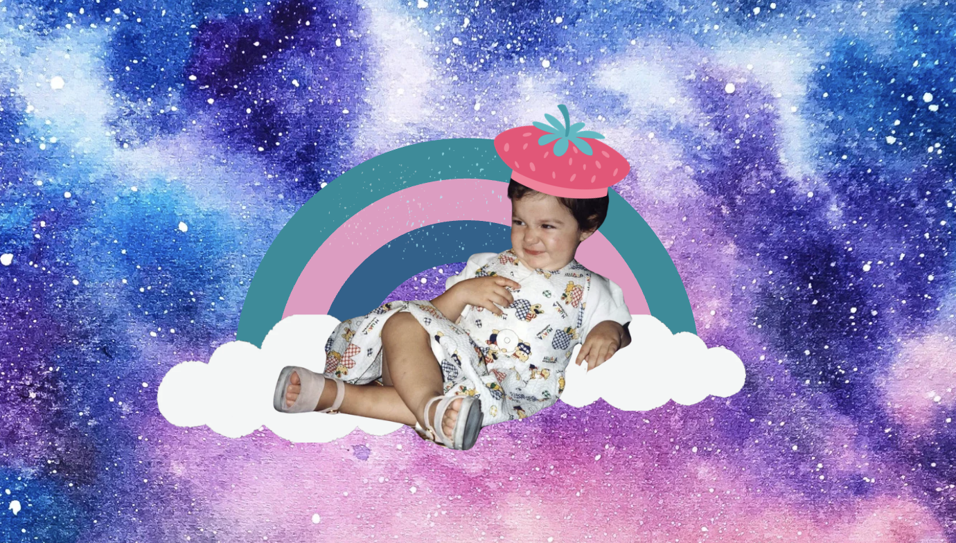 Jade de bebé, sentada sobre una nube con un gorro de fresa, sobre un cielo de galaxia y un arcoíris